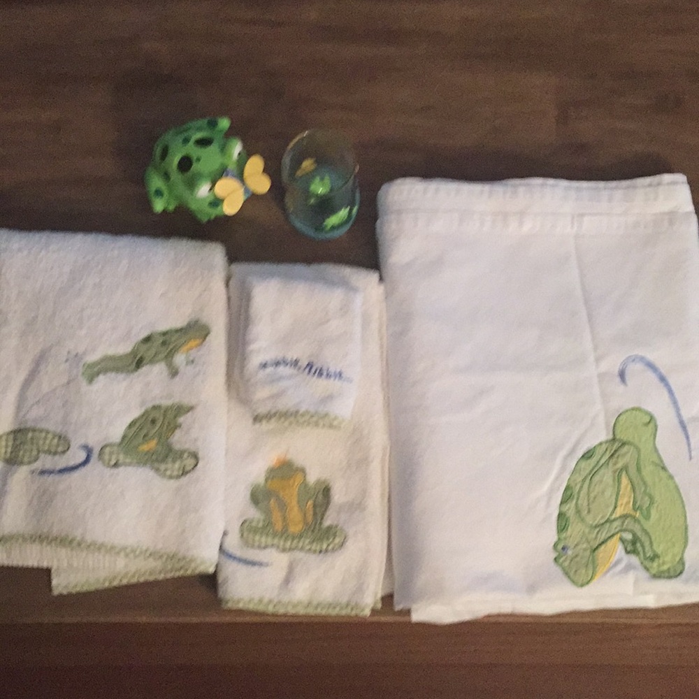 Pottery barn kids frog bath set